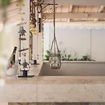 Mirsini & 3* لاغاناس